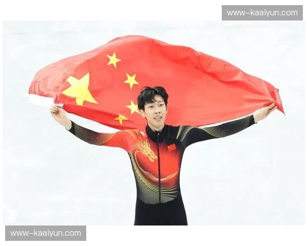 孙龙短道速滑男子1000米摘银 年轻选手关键时刻战力表现